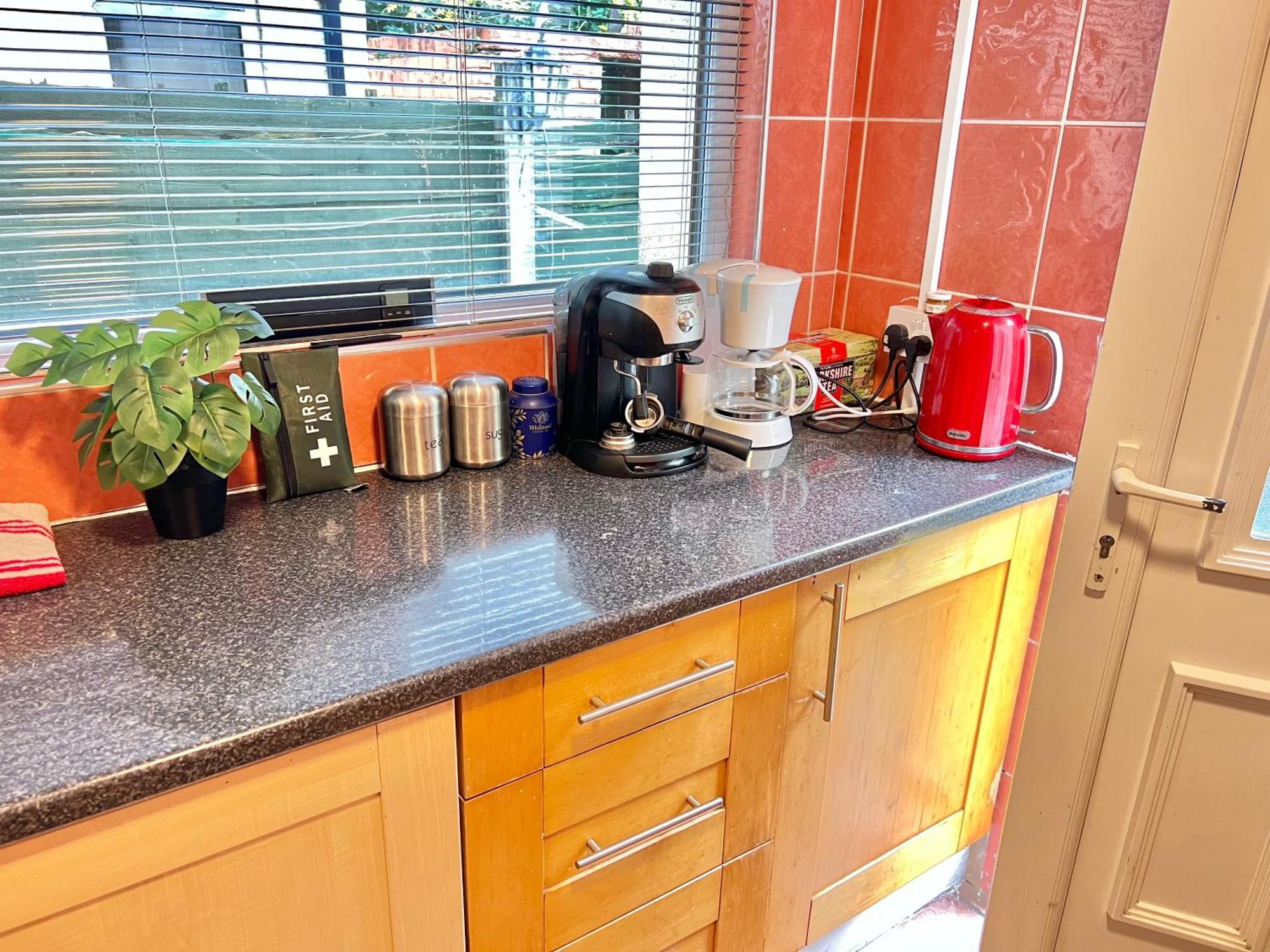 Budget Private Bedrooms W Dedicated Bath Mediacity, Mufc Salford Homestay *