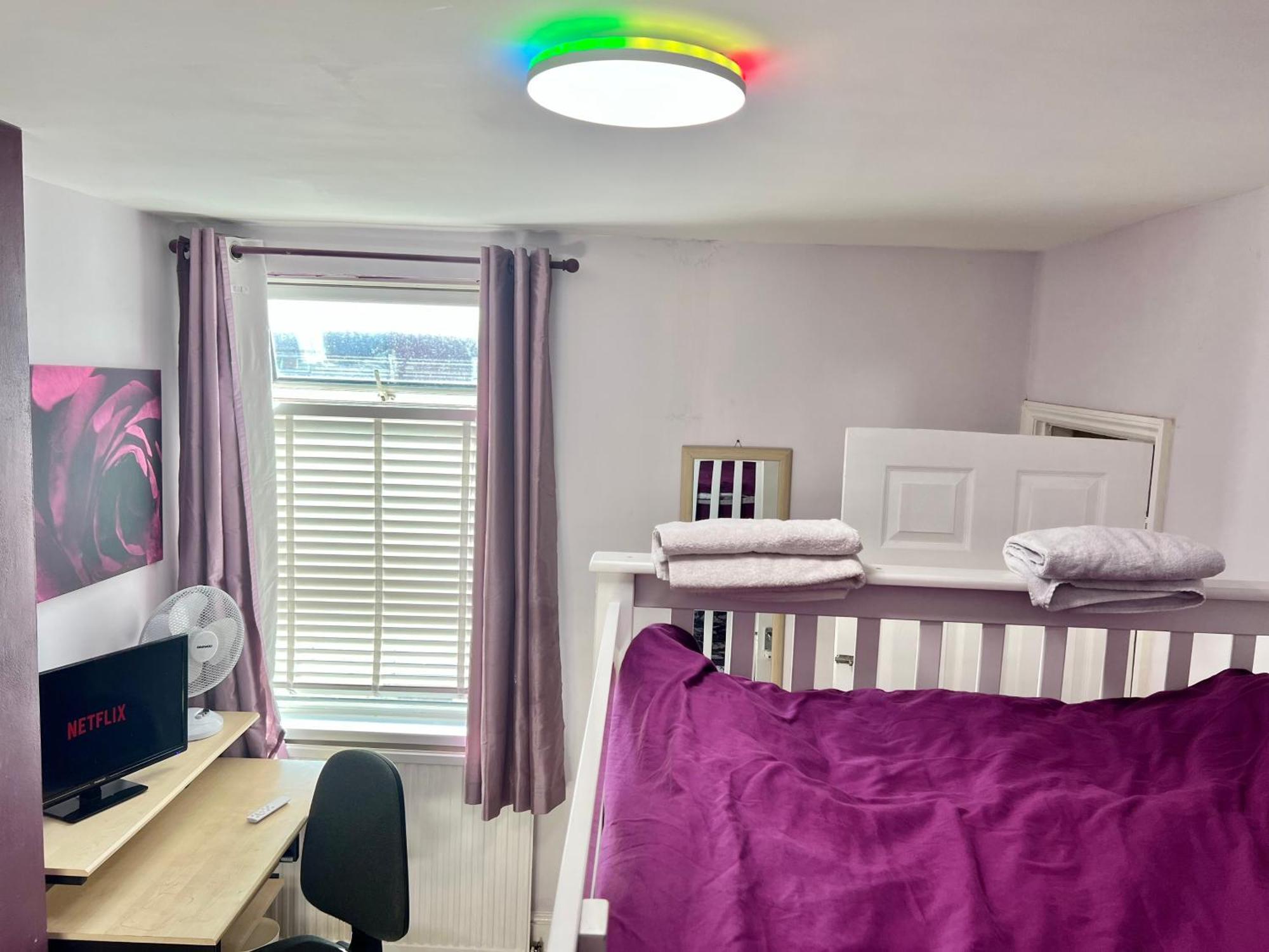 Budget Private Bedrooms W Dedicated Bath Mediacity, Mufc Salford Homestay Manchester