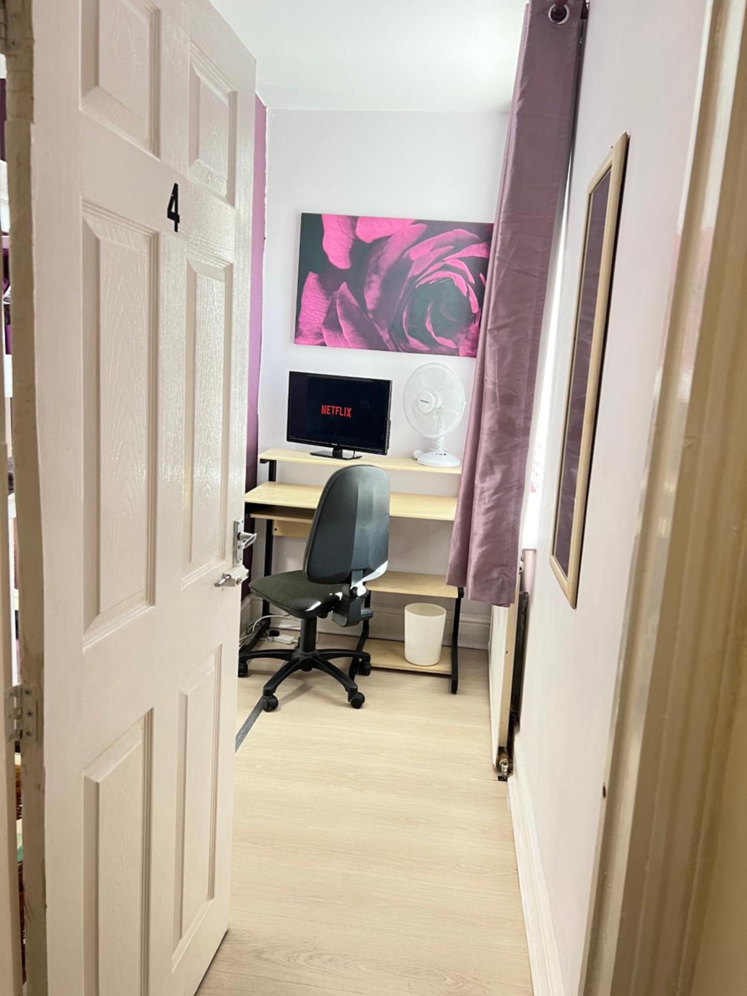 Budget Private Bedrooms W Dedicated Bath Mediacity, Mufc Salford * Манчестер