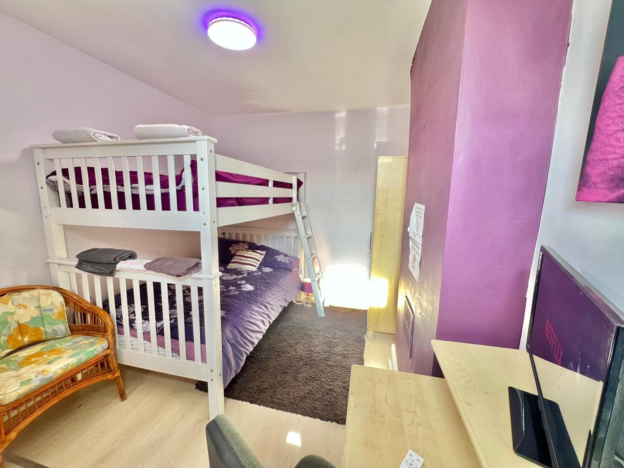 Budget Private Bedrooms W Dedicated Bath Mediacity, Mufc Salford Homestay *