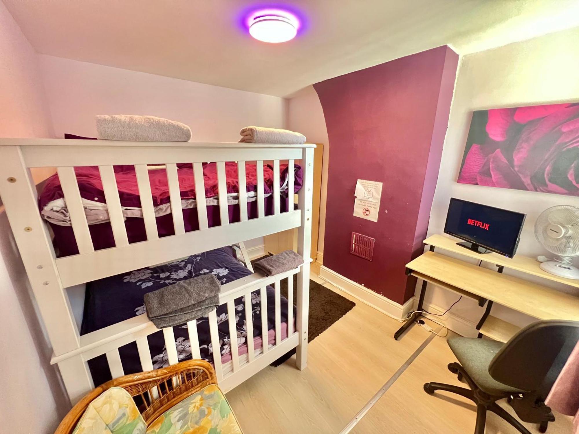 Homestay Budget Private Bedrooms W Dedicated Bath Mediacity, Mufc Salford *