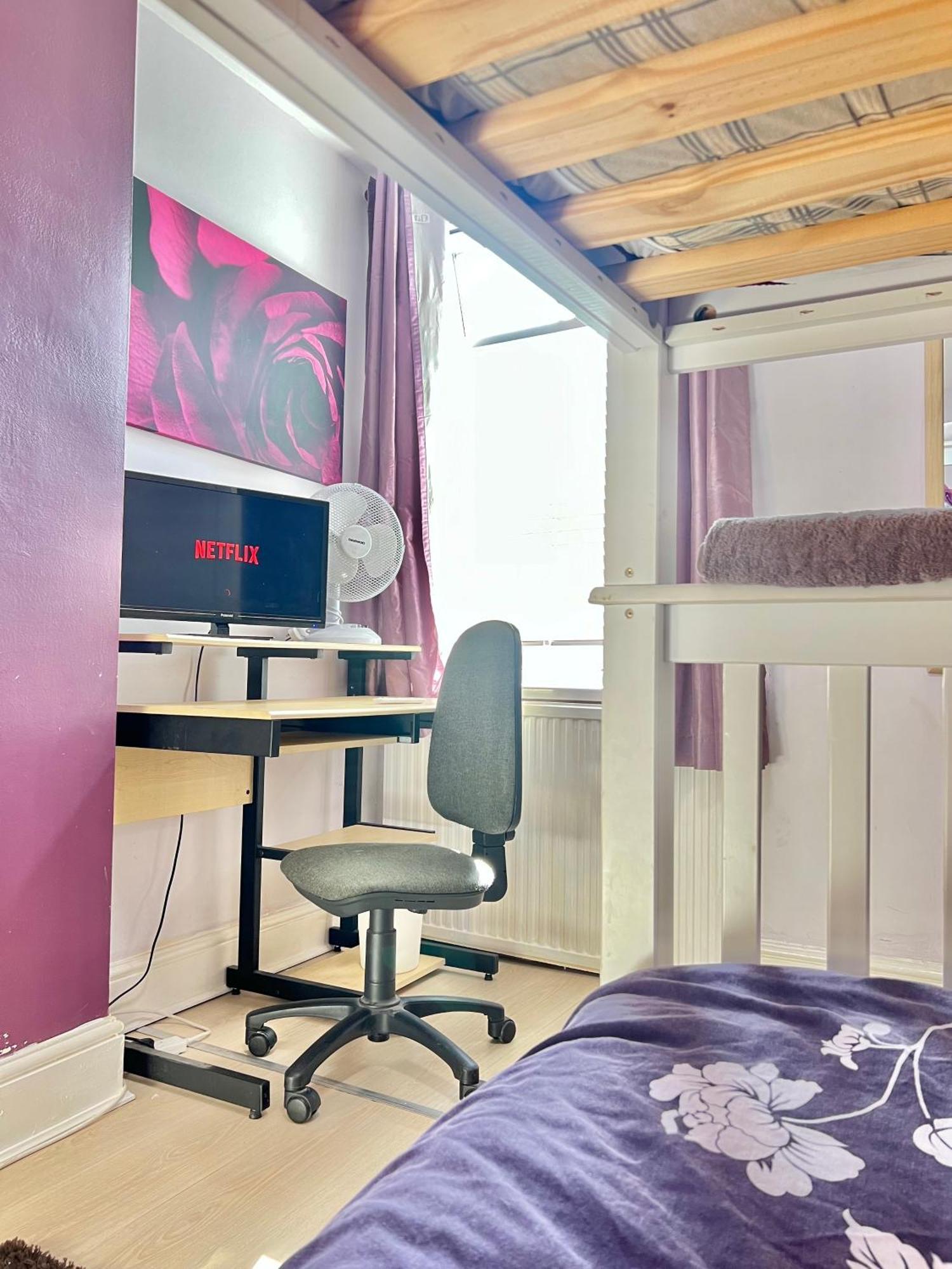 Homestay Budget Private Bedrooms W Dedicated Bath Mediacity, Mufc Salford *