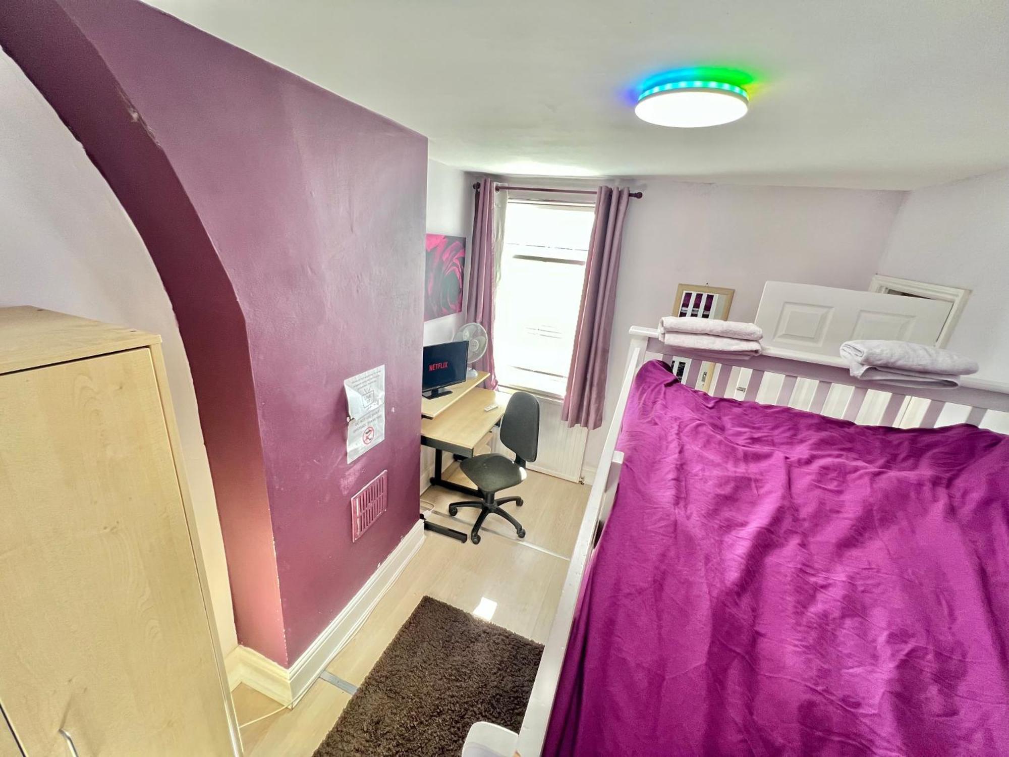 Homestay Budget Private Bedrooms W Dedicated Bath Mediacity, Mufc Salford *