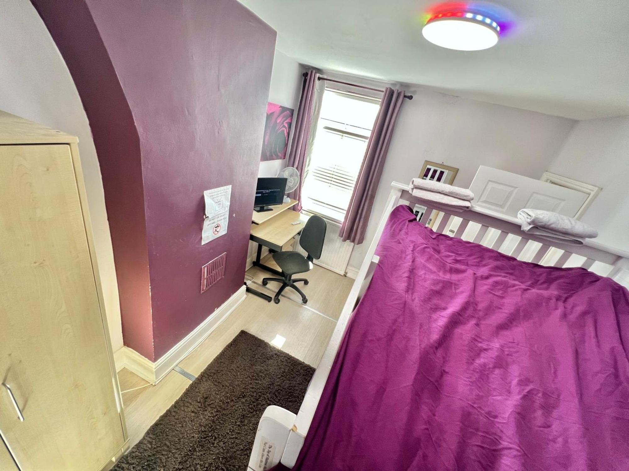 Homestay Budget Private Bedrooms W Dedicated Bath Mediacity, Mufc Salford