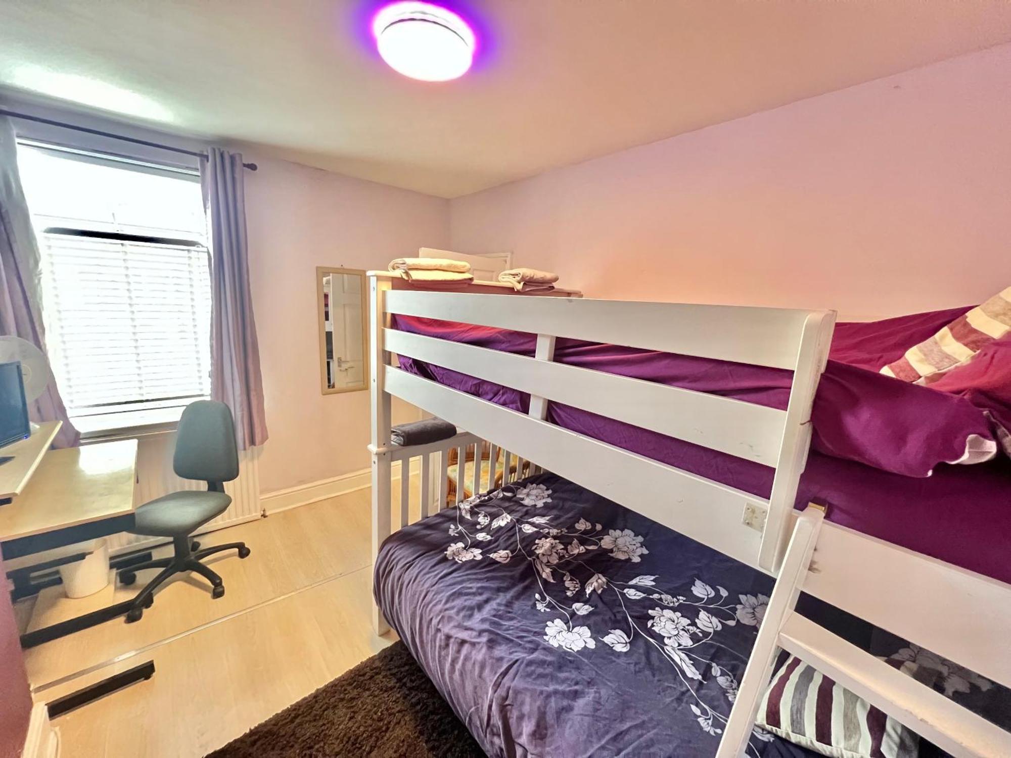 Homestay Budget Private Bedrooms W Dedicated Bath Mediacity, Mufc Salford *