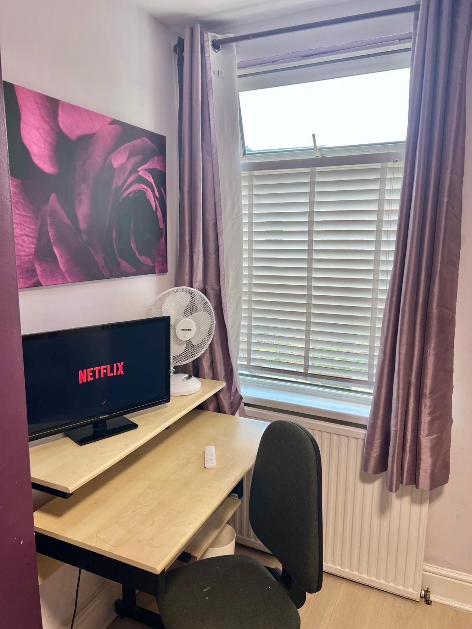 Budget Private Bedrooms W Dedicated Bath Mediacity, Mufc Salford Manchester