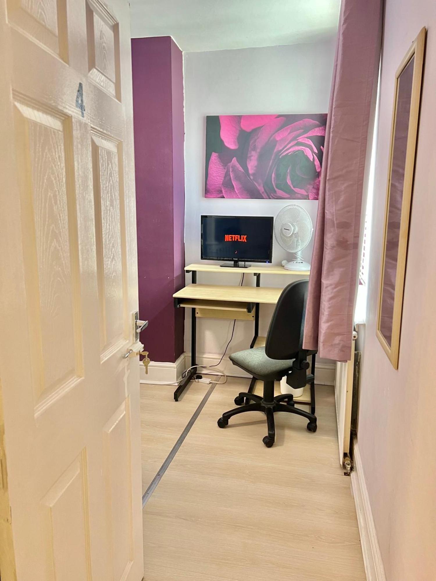 Homestay Budget Private Bedrooms W Dedicated Bath Mediacity, Mufc Salford *