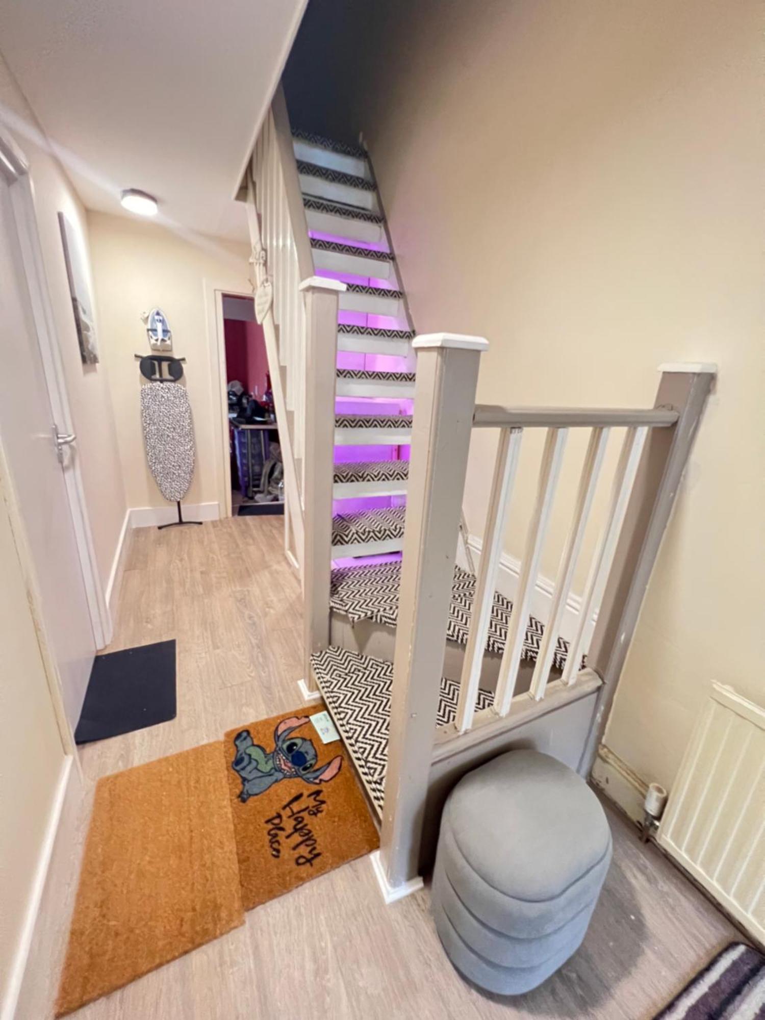 Budget Private Bedrooms W Dedicated Bath Mediacity, Mufc Salford Manchester