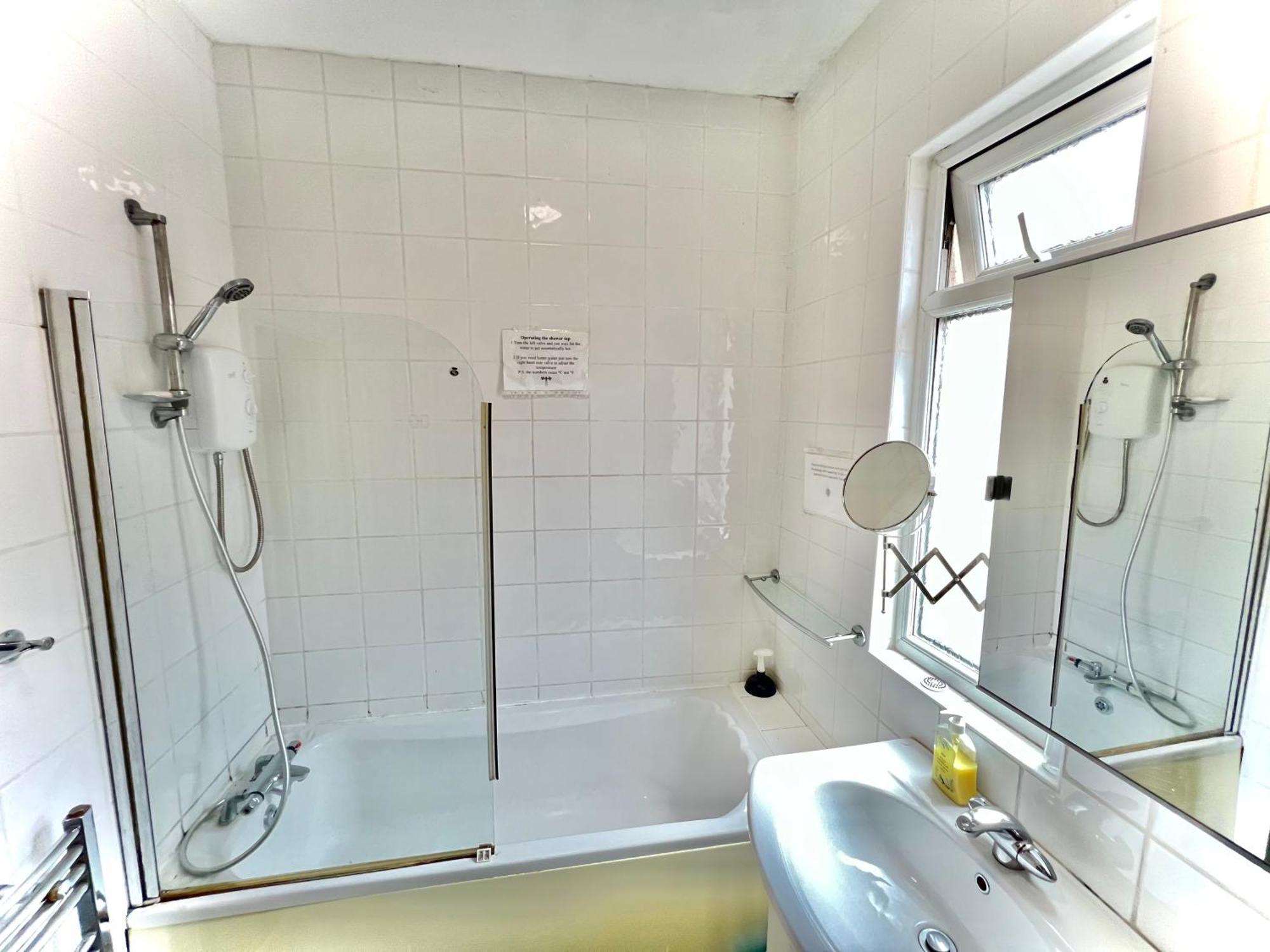Budget Private Bedrooms W Dedicated Bath Mediacity, Mufc Salford Manchester