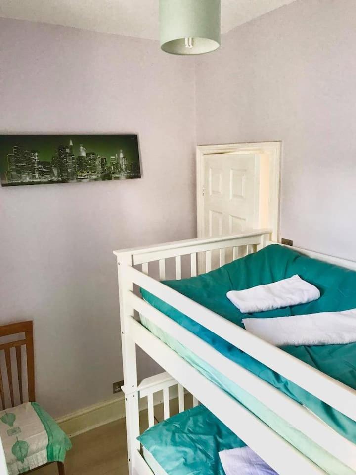 Homestay Budget Private Bedrooms W Dedicated Bath Mediacity, Mufc Salford