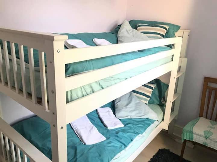 Budget Private Bedrooms W Dedicated Bath Mediacity, Mufc Salford Homestay *