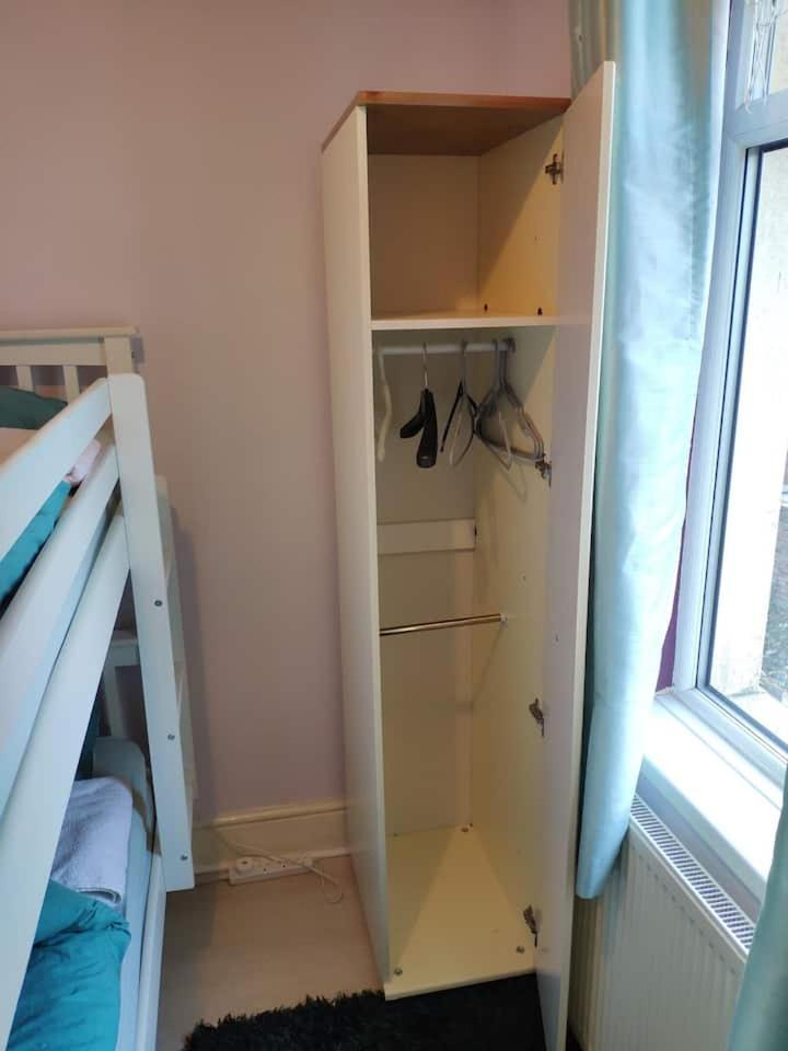 Homestay Budget Private Bedrooms W Dedicated Bath Mediacity, Mufc Salford Manchester