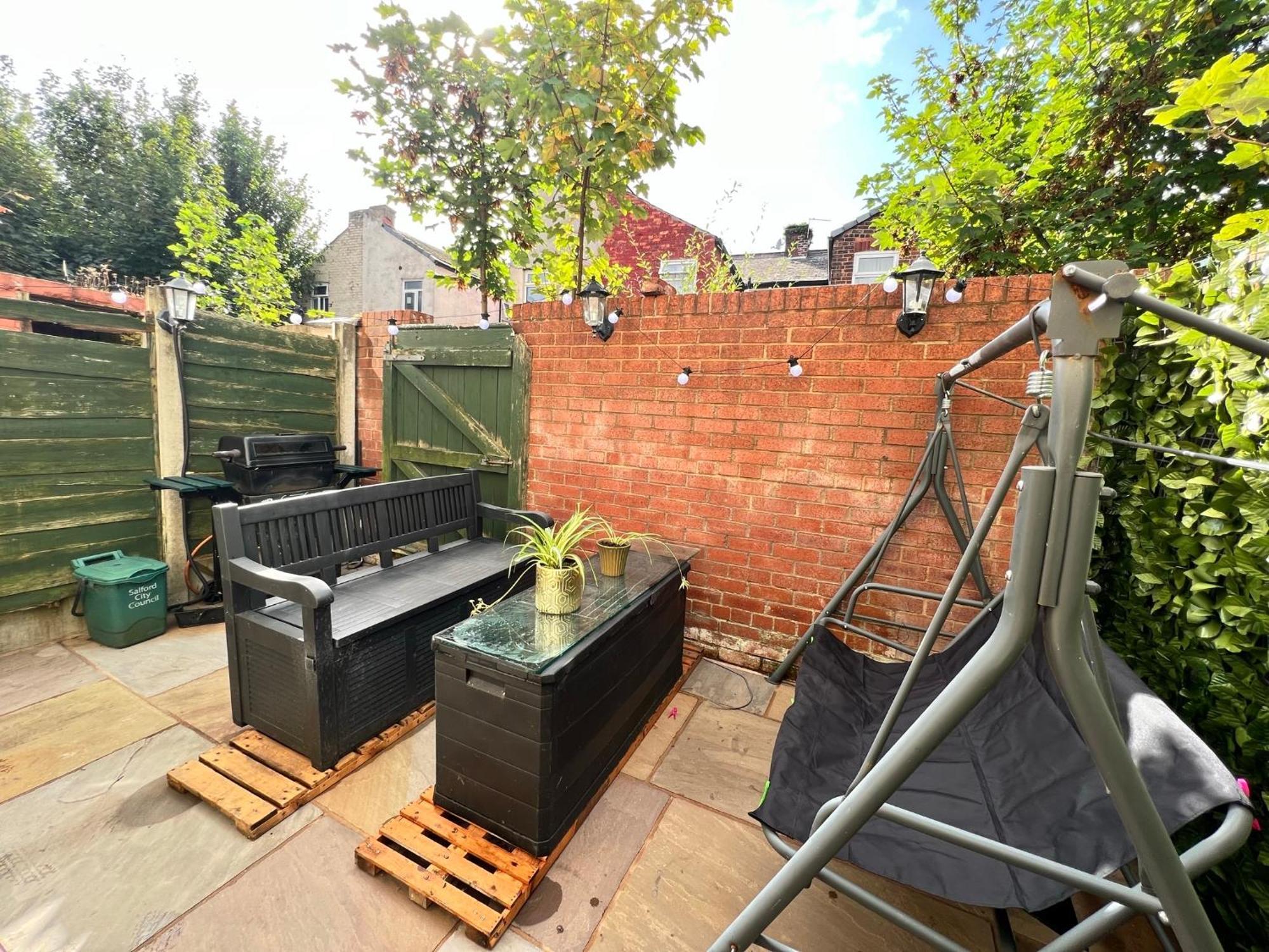 Budget Private Bedrooms W Dedicated Bath Mediacity, Mufc Salford Homestay